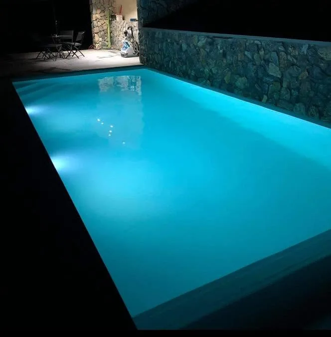 Piscine éclairée de nuit par JC PISCINES