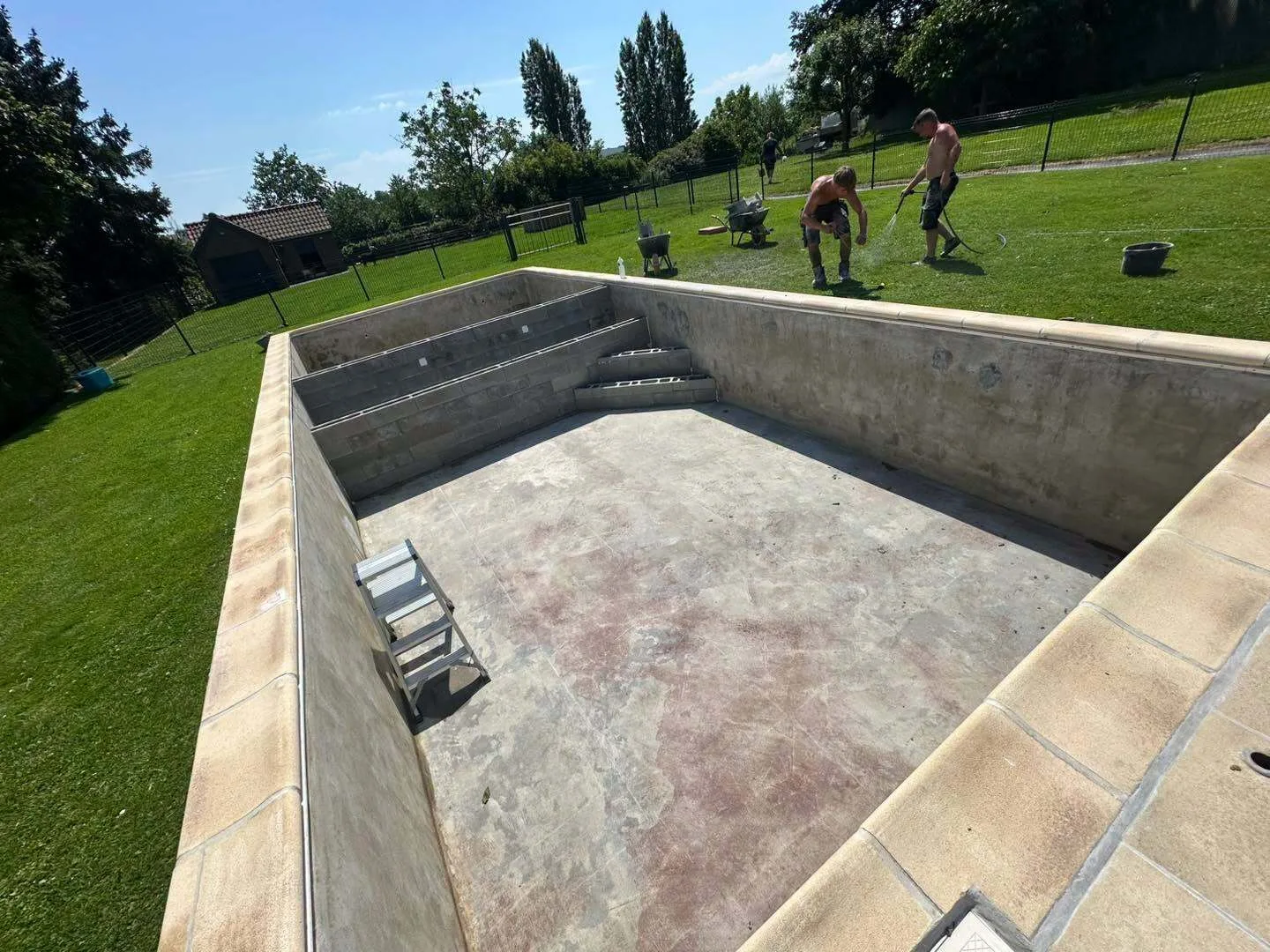 Bassin vidé lors d’une intervention technique — photo JC PISCINES