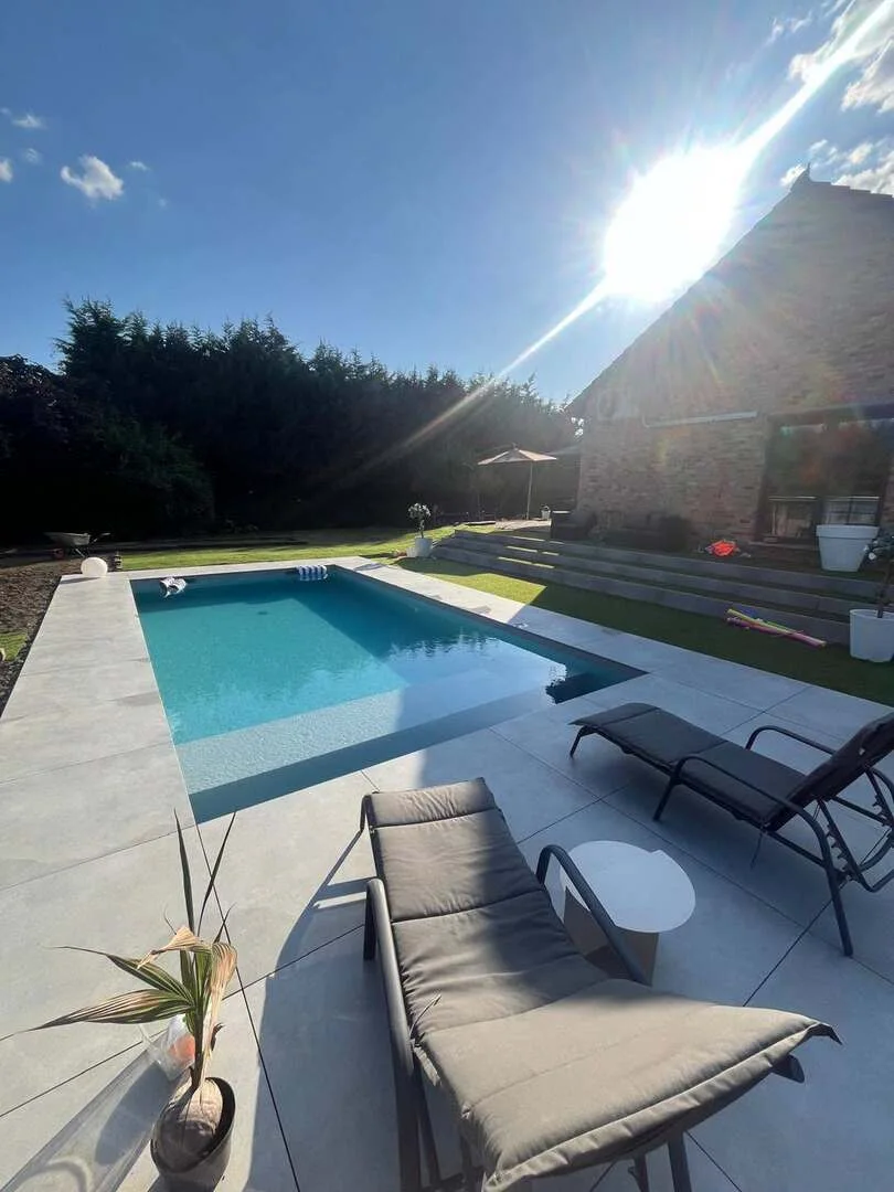 Piscine extérieure prête pour la saison en Belgique