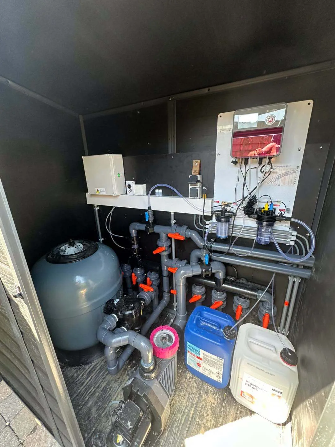 Local technique avec filtration et équipements de piscine