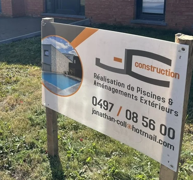 Panneau de chantier JC Construction pour la réalisation de piscines et aménagements extérieurs