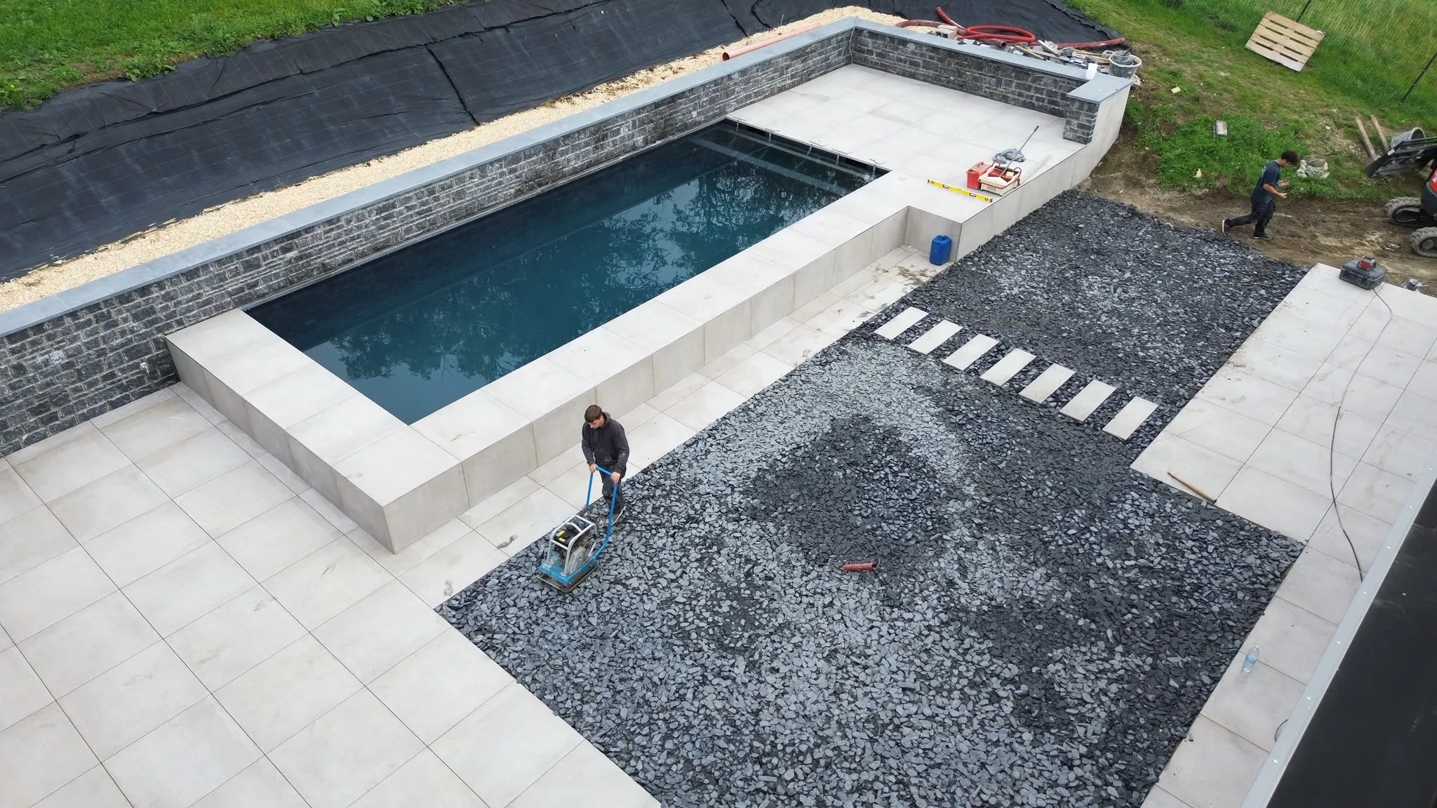 Vue aérienne d’une piscine et de ses abords en cours d’aménagement