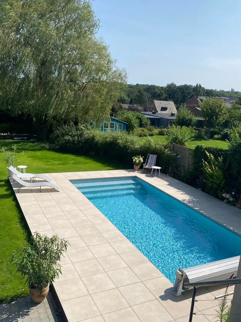 Piscine de jardin avec grand escalier sur toute la largeur