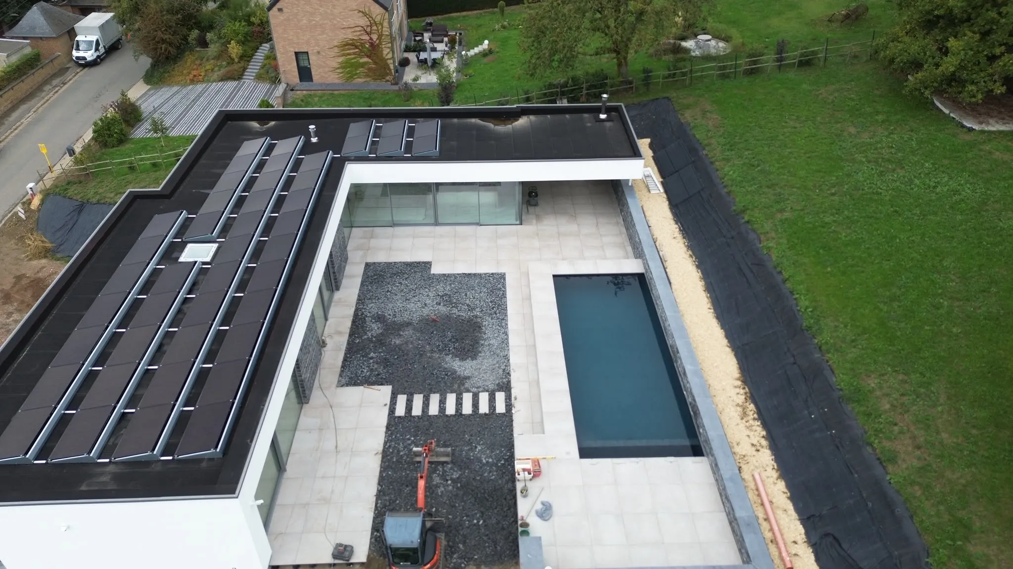 Vue aérienne d’une piscine intégrée dans une cour architecturale contemporaine