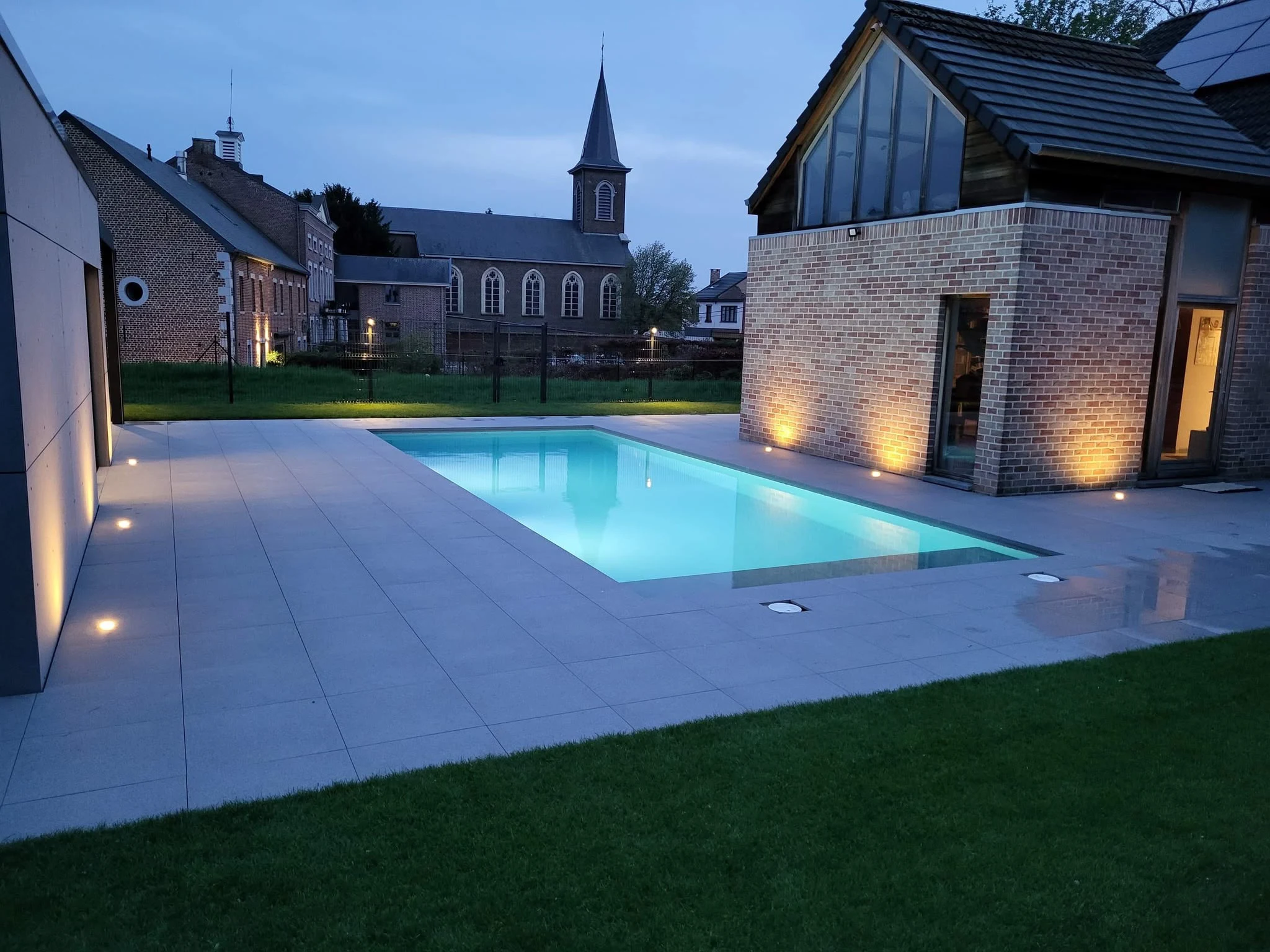 Piscine contemporaine réalisée par JC PISCINES