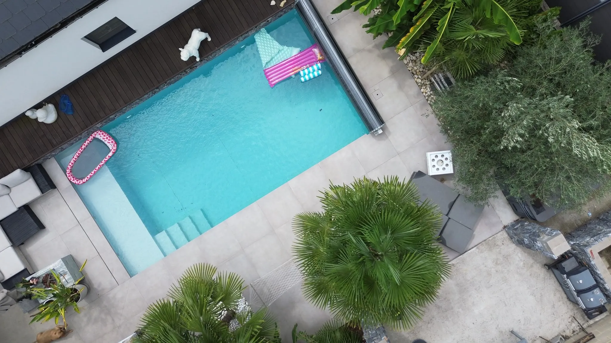 Vue aérienne d’une piscine avec plage immergée et végétation dense
