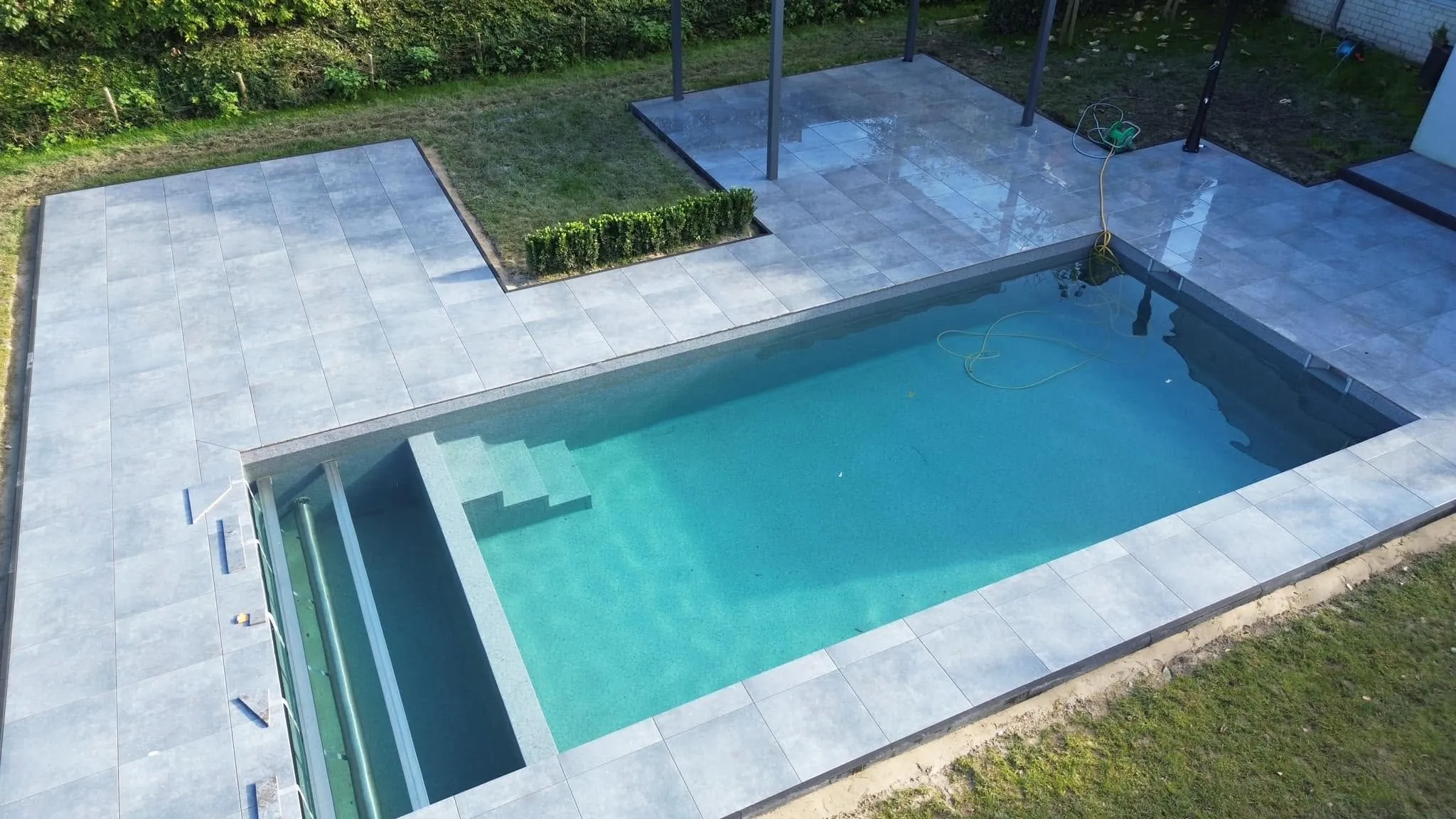 Vue en hauteur d’une piscine avec plage immergée et coffre de volet intégré