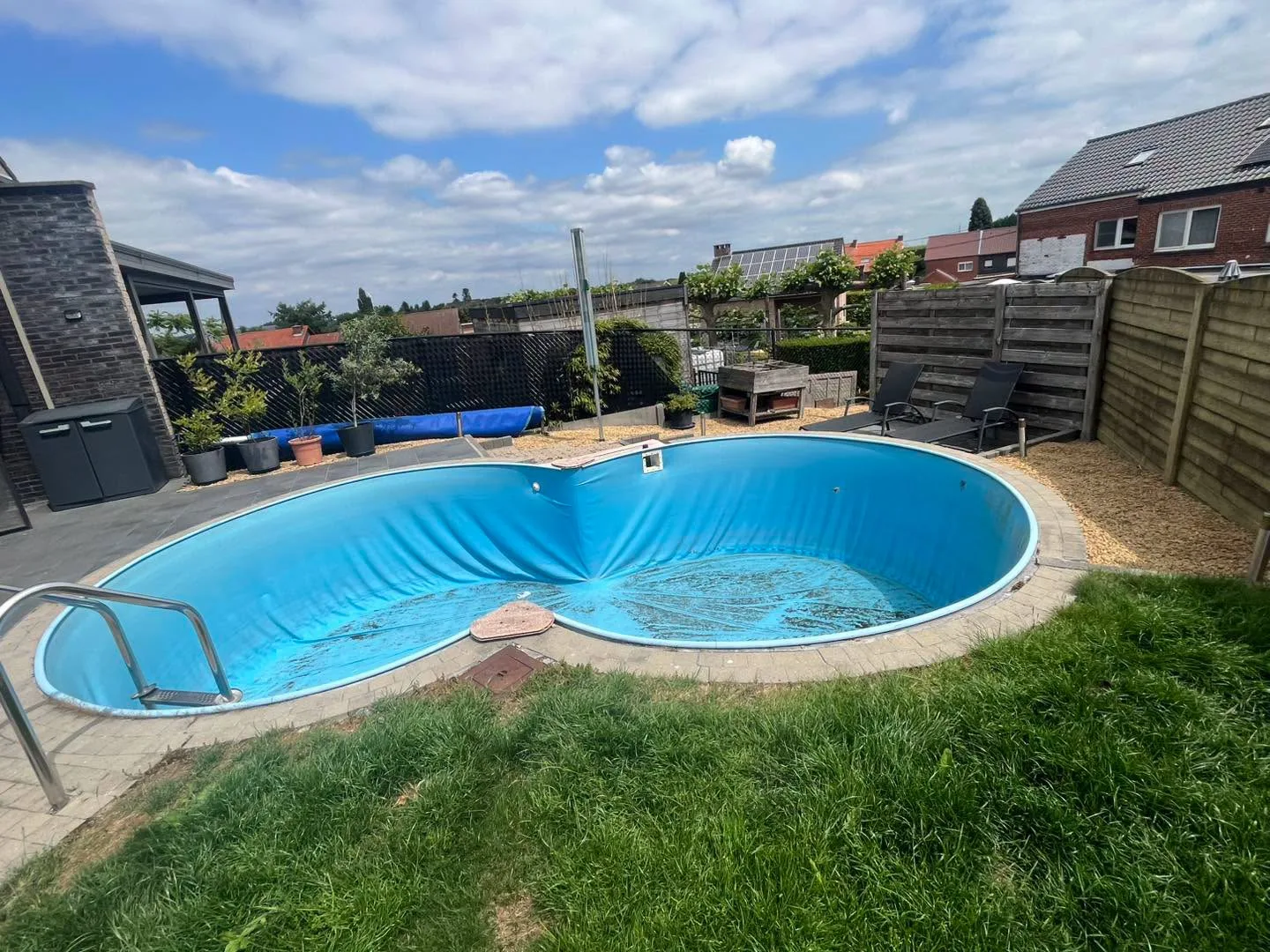 Ancien liner de piscine avant remplacement