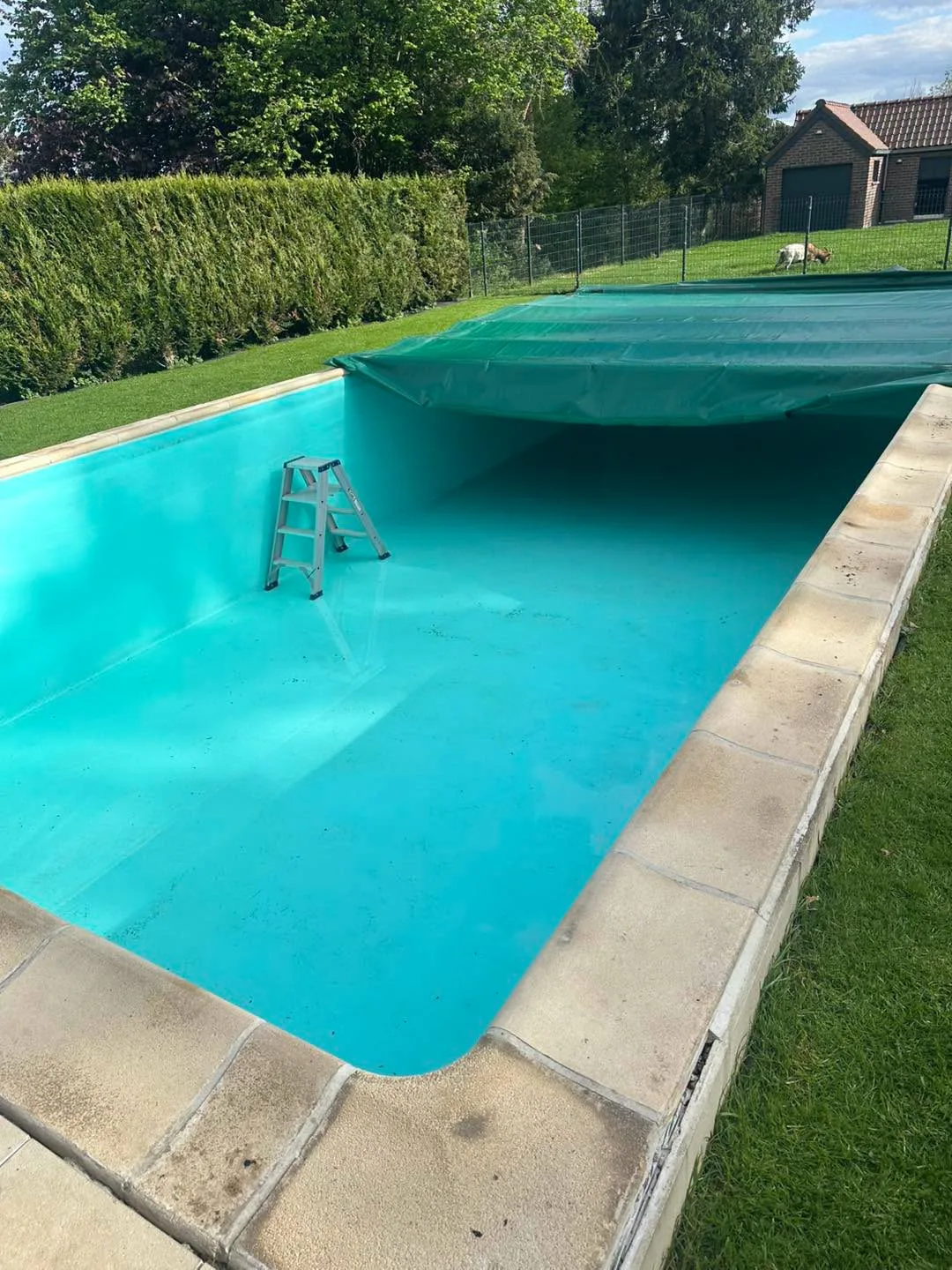 Piscine rénovée équipée d’une couverture sur le bassin