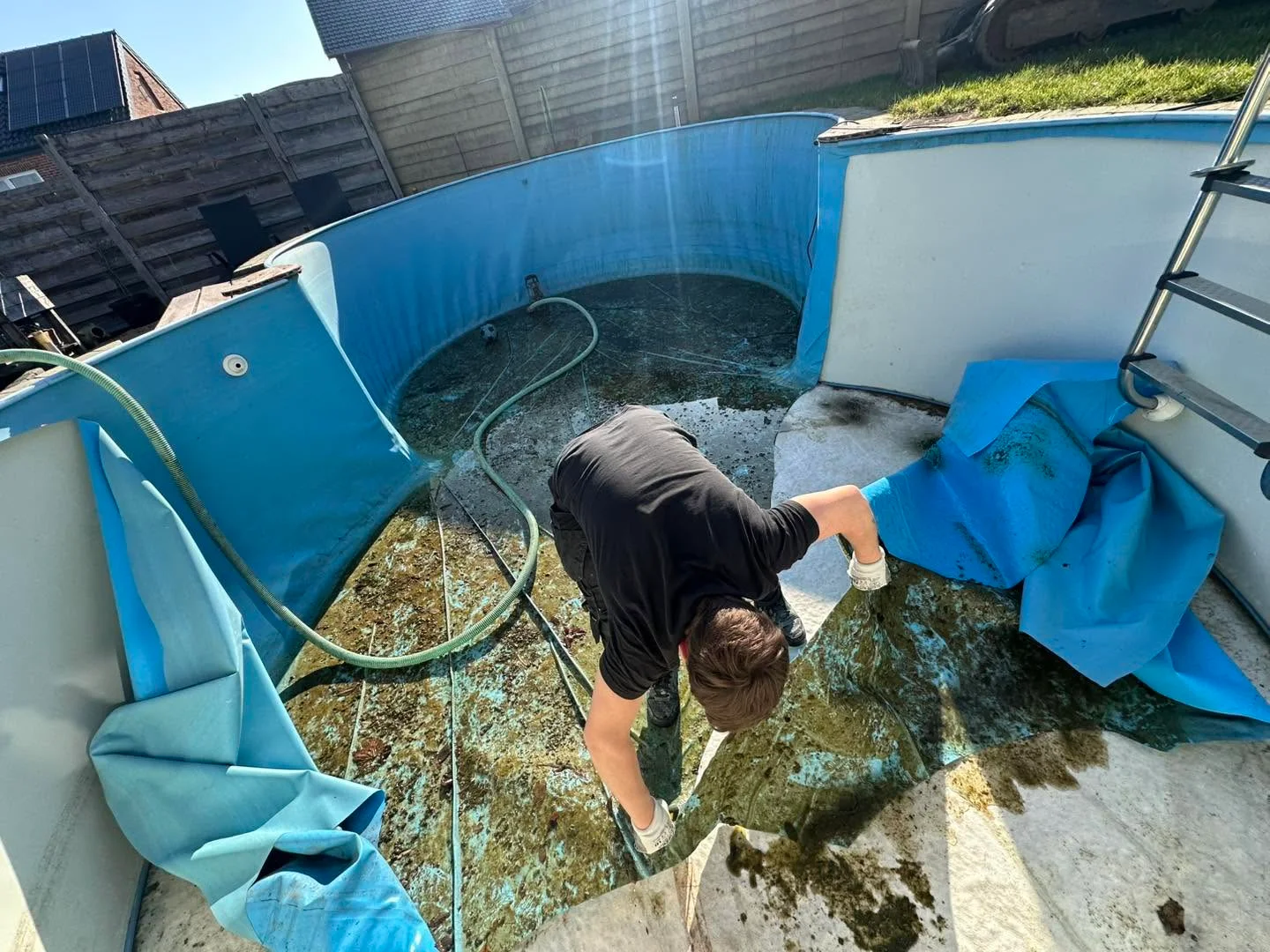 Dépose d’un ancien liner pendant la rénovation d’une piscine