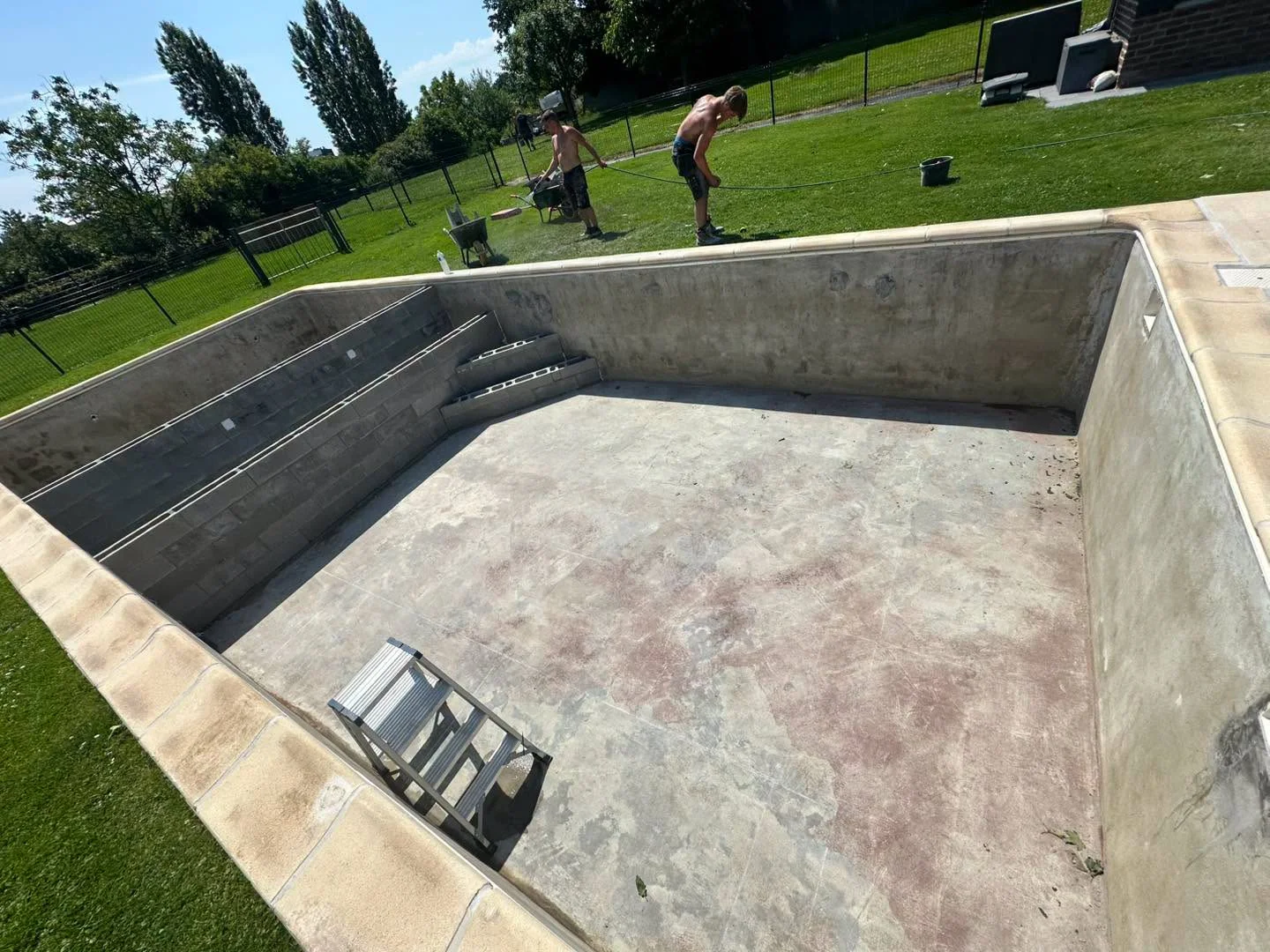 Escalier de piscine intégré à la structure — chantier JC PISCINES