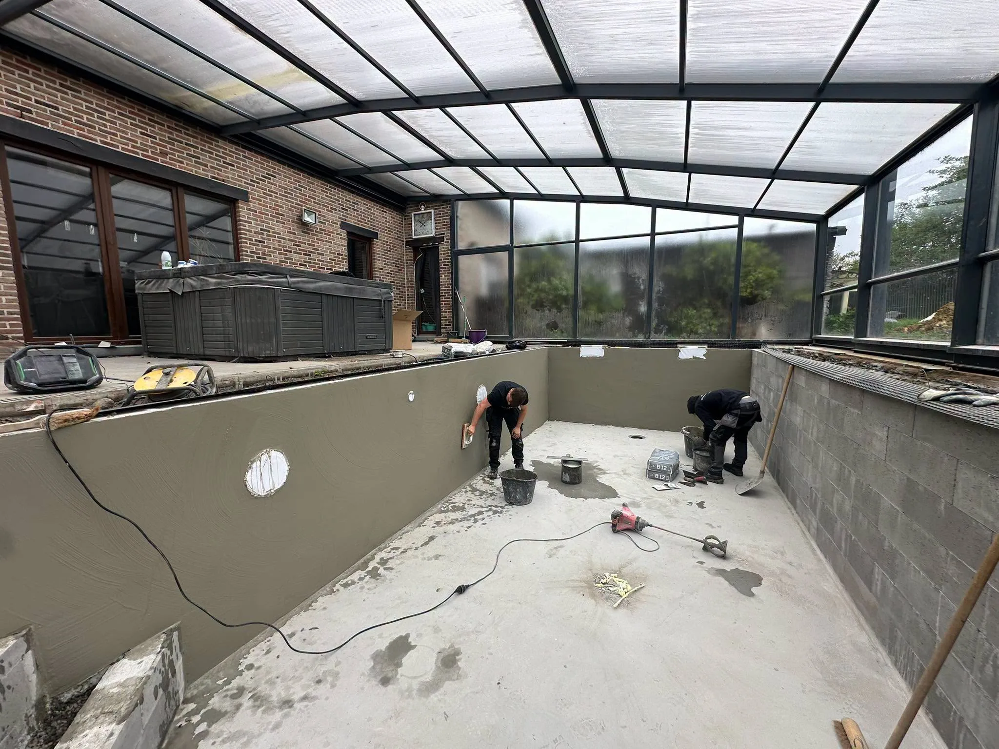Préparation du support intérieur avant pose d’une membrane de piscine