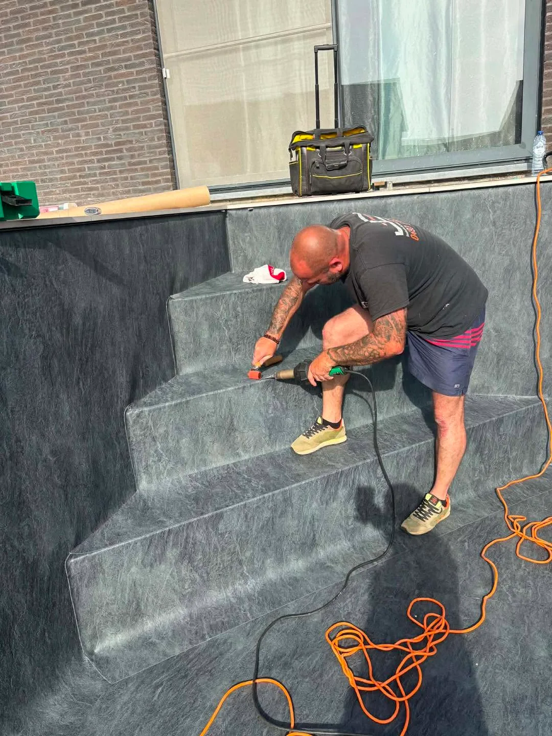 Pose de membrane armée sur les marches d’un escalier de piscine