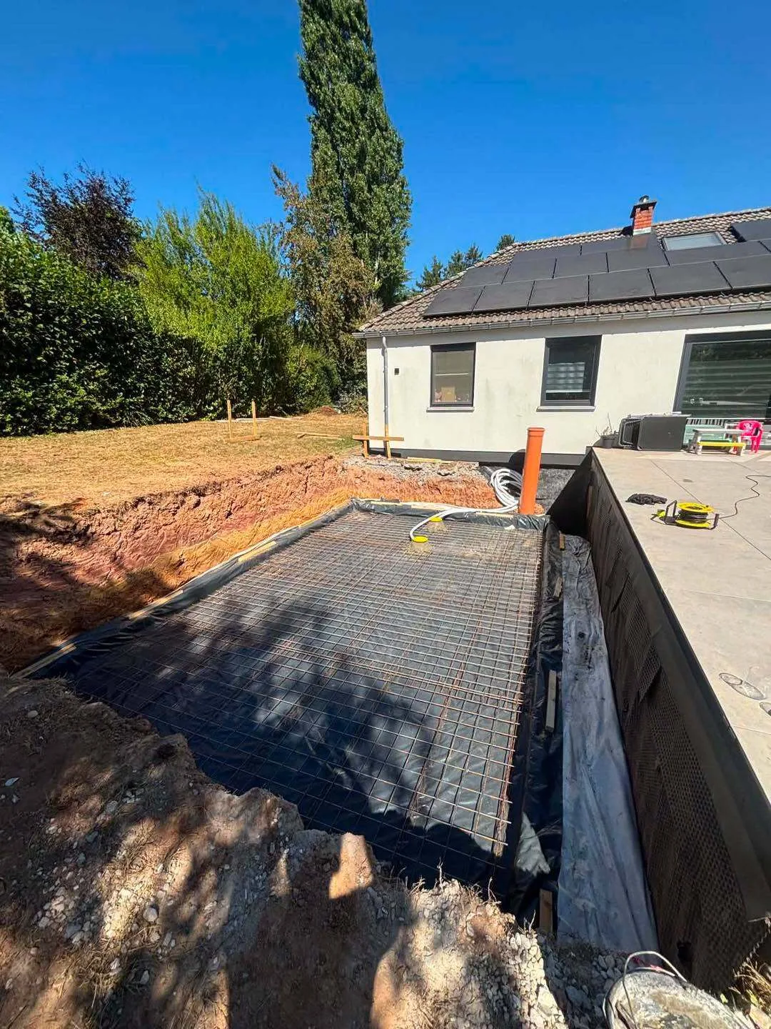 Ferraillage du futur radier d’une piscine — chantier JC PISCINES