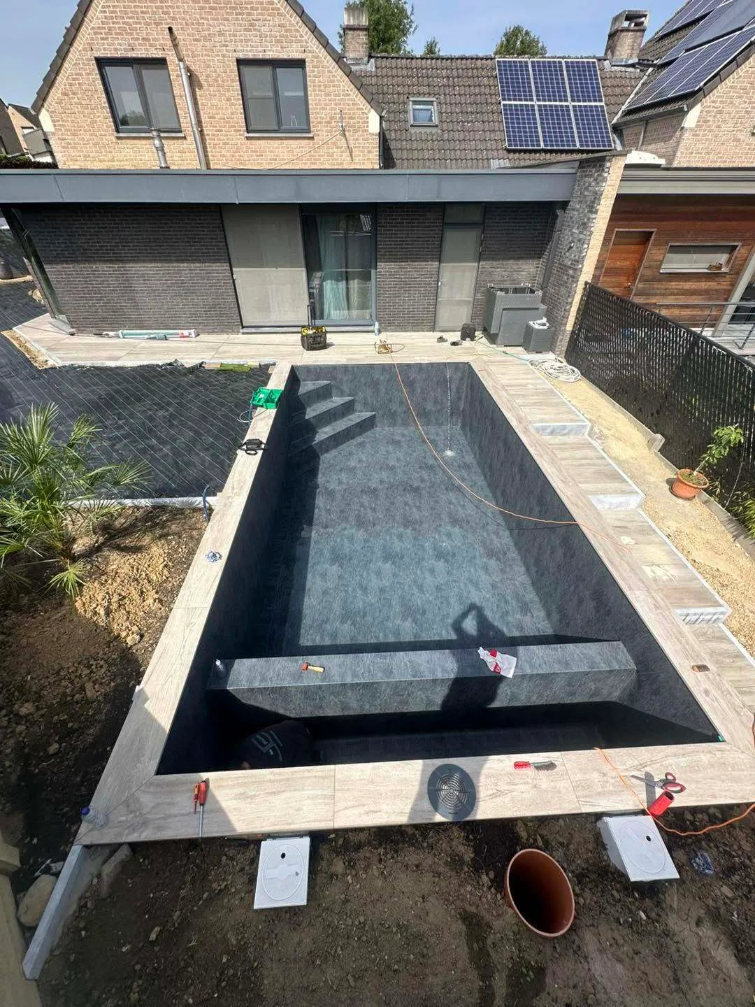 Finitions des margelles et du bassin avant mise en service — photo JC PISCINES