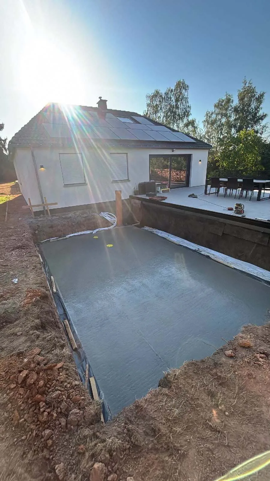 Radier de piscine en béton après coulage — chantier JC PISCINES
