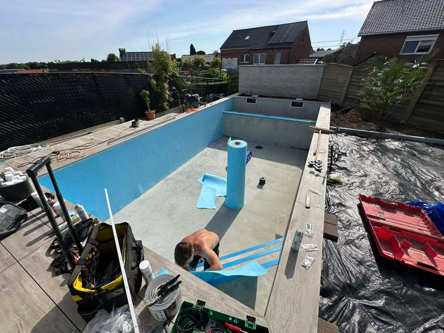 Pose de la sous-couche avant le revêtement intérieur d’une piscine — photo JC PISCINES