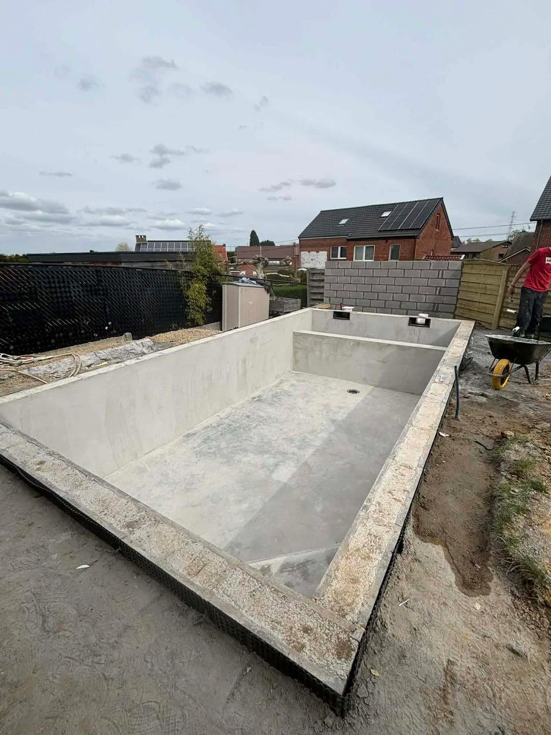 Bassin en béton préparé avant la pose du revêtement — photo JC PISCINES