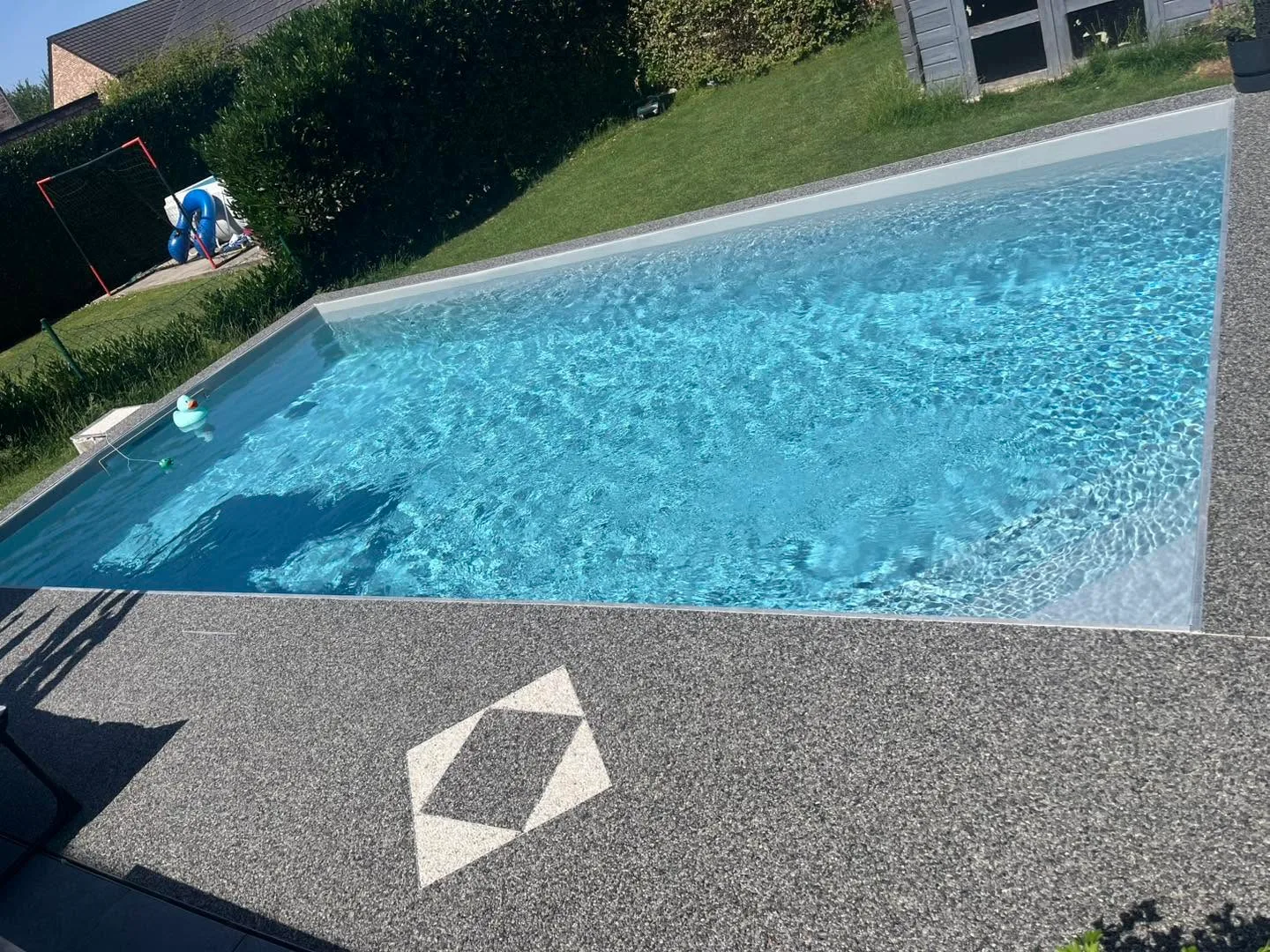 Terrasse et abords aménagés autour d’une piscine JC PISCINES