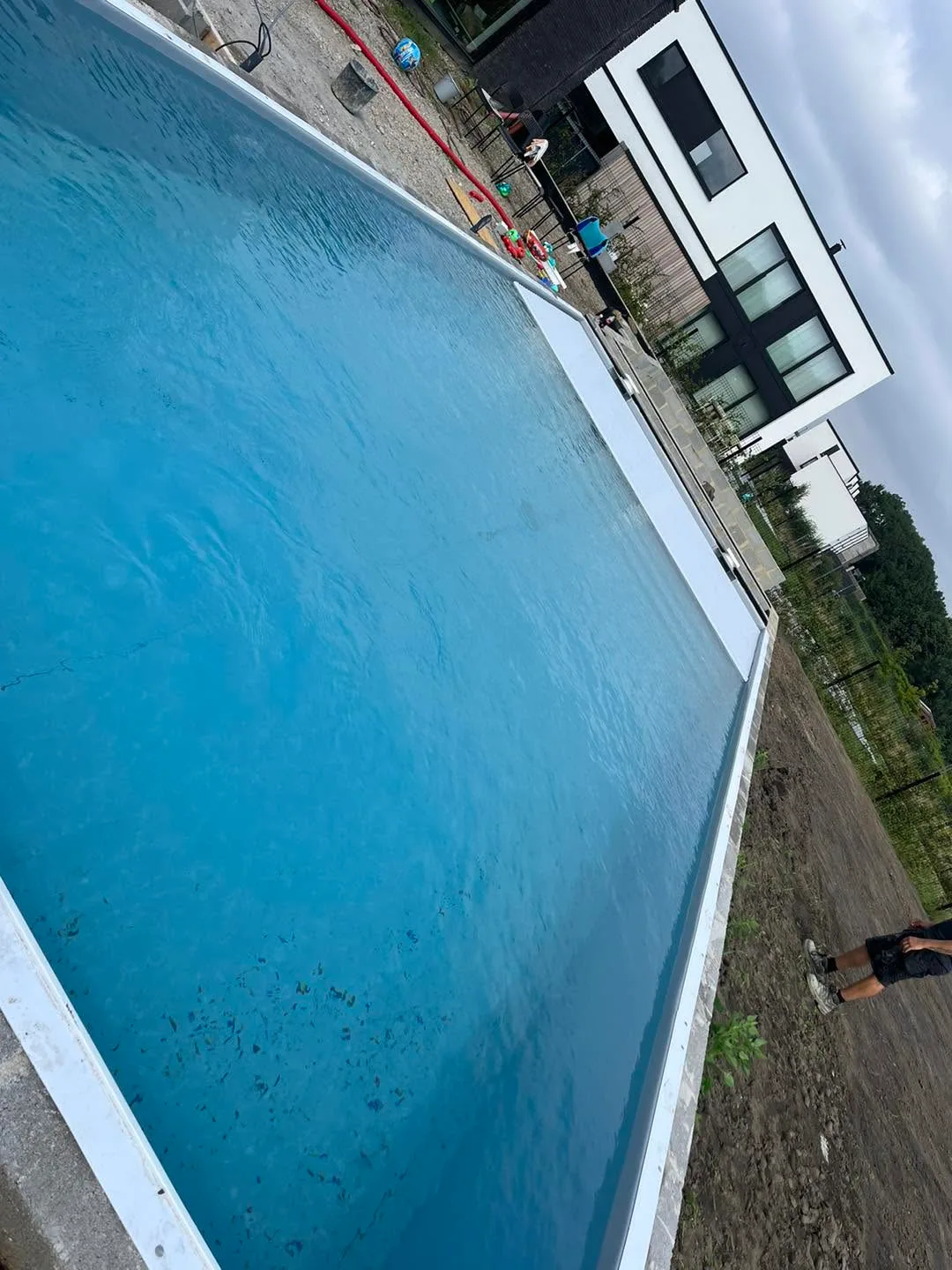 Piscine en eau illustrant le traitement et le confort du bassin