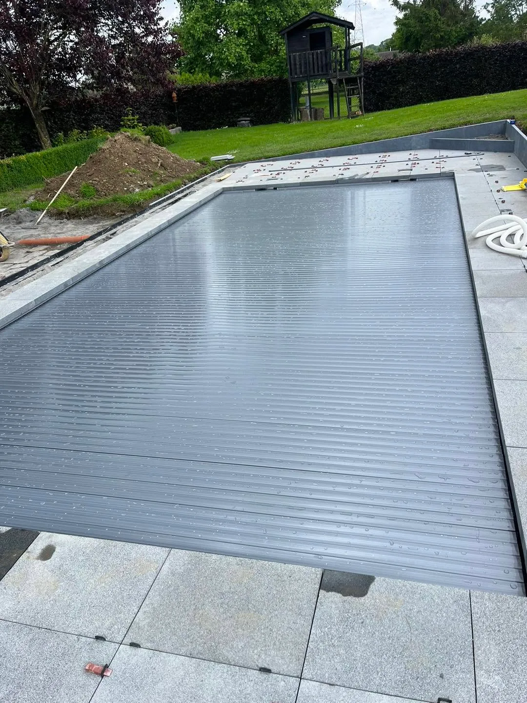 Volet de piscine fermé sur une réalisation JC PISCINES